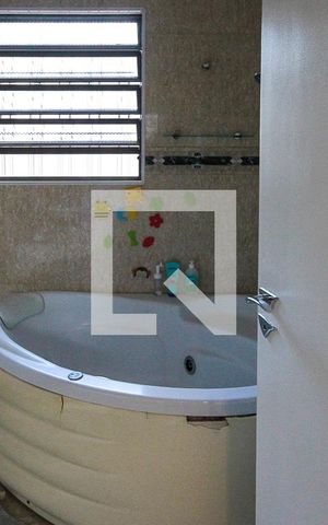 Casa à venda com 250m², 3 quartos e 3 vagas Casa à venda com 250m², 3 quartos e 3 vagasSuíte Banheiro