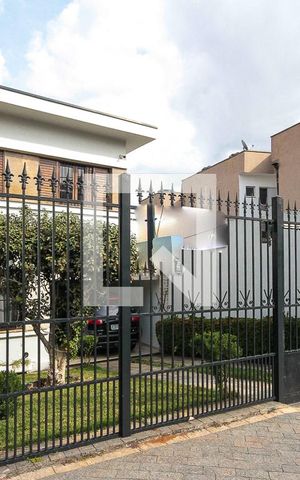 Casa à venda com 250m², 3 quartos e 3 vagas Casa à venda com 250m², 3 quartos e 3 vagasFachada