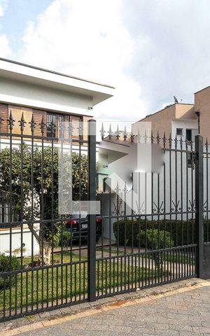 Casa à venda com 250m², 3 quartos e 3 vagas Casa à venda com 250m², 3 quartos e 3 vagasFachada