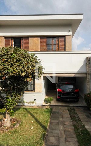 Casa à venda com 250m², 3 quartos e 3 vagas Casa à venda com 250m², 3 quartos e 3 vagasGaragem