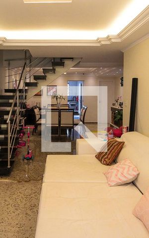 Casa à venda com 250m², 3 quartos e 3 vagas Casa à venda com 250m², 3 quartos e 3 vagasSala