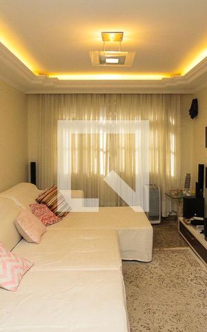 Casa à venda com 250m², 3 quartos e 3 vagas Casa à venda com 250m², 3 quartos e 3 vagasSala