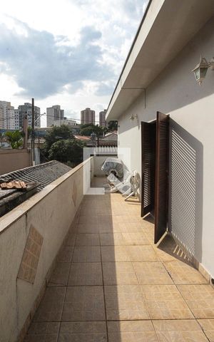 Casa à venda com 250m², 3 quartos e 3 vagas Casa à venda com 250m², 3 quartos e 3 vagasVaranda