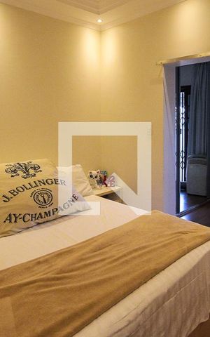 Casa à venda com 250m², 3 quartos e 3 vagas Casa à venda com 250m², 3 quartos e 3 vagasSuíte