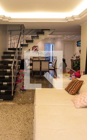 Casa à venda com 250m², 3 quartos e 3 vagas Casa à venda com 250m², 3 quartos e 3 vagasSala