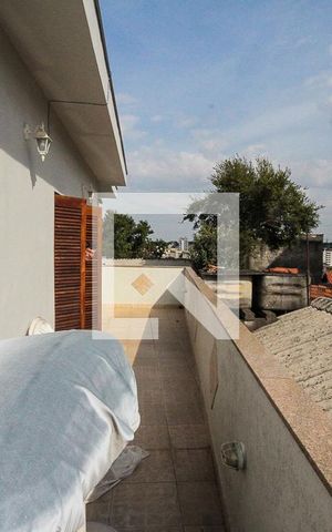 Casa à venda com 250m², 3 quartos e 3 vagas Casa à venda com 250m², 3 quartos e 3 vagasVaranda