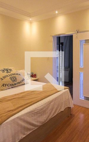Casa à venda com 250m², 3 quartos e 3 vagas Casa à venda com 250m², 3 quartos e 3 vagasSuíte