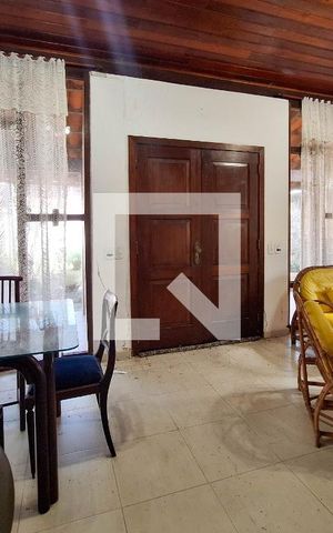 Casa à venda com 720m², 6 quartos e 5 vagas Casa à venda com 720m², 6 quartos e 5 vagasSala