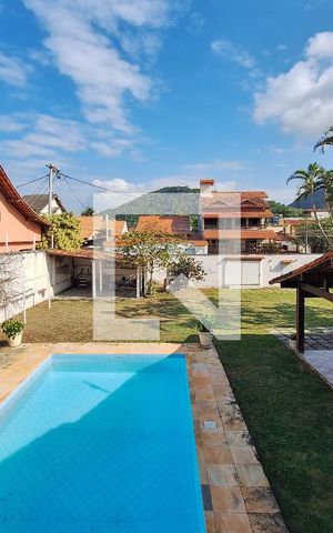 Casa à venda com 720m², 6 quartos e 5 vagas Casa à venda com 720m², 6 quartos e 5 vagasPiscina