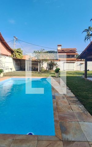 Casa à venda com 720m², 6 quartos e 5 vagas Casa à venda com 720m², 6 quartos e 5 vagasPiscina