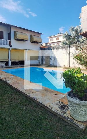 Casa à venda com 720m², 6 quartos e 5 vagas Casa à venda com 720m², 6 quartos e 5 vagasPiscina