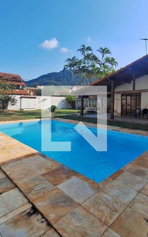 Casa à venda com 720m², 6 quartos e 5 vagas Casa à venda com 720m², 6 quartos e 5 vagasPiscina