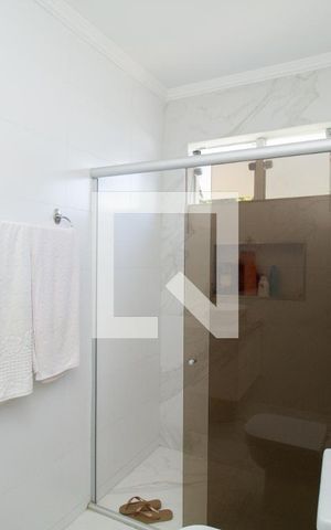 Casa à venda com 180m², 4 quartos e 2 vagas Casa à venda com 180m², 4 quartos e 2 vagasBanheiro da Suíte