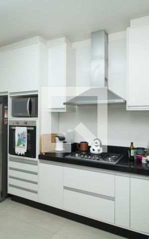 Casa à venda com 180m², 4 quartos e 2 vagas Casa à venda com 180m², 4 quartos e 2 vagasCozinha