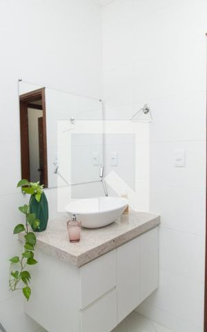 Casa à venda com 180m², 4 quartos e 2 vagas Casa à venda com 180m², 4 quartos e 2 vagasBanheiro