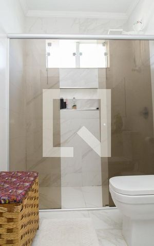 Casa à venda com 180m², 4 quartos e 2 vagas Casa à venda com 180m², 4 quartos e 2 vagasBanheiro