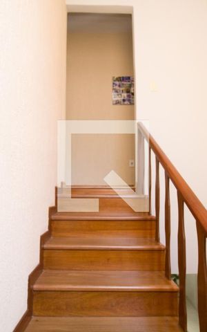 Casa à venda com 180m², 4 quartos e 2 vagas Casa à venda com 180m², 4 quartos e 2 vagasEscada