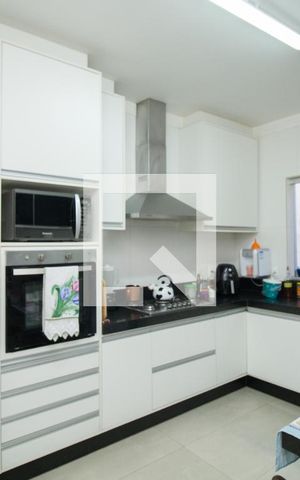 Casa à venda com 180m², 4 quartos e 2 vagas Casa à venda com 180m², 4 quartos e 2 vagasCozinha