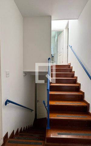 Casa de condomínio à venda com 1250m², 6 quartos e 5 vagasEscada