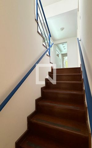 Casa de condomínio à venda com 1250m², 6 quartos e 5 vagasEscada