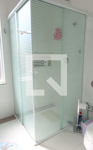 Casa à venda com 380m², 3 quartos e 6 vagasBanheiro da Suíte 2