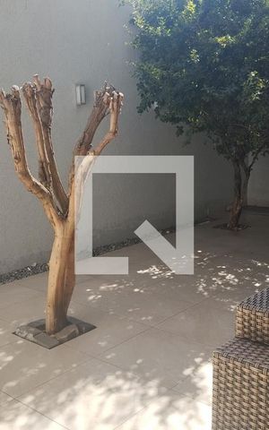 Casa de condomínio à venda com 307m², 4 quartos e 8 vagas Casa de condomínio à venda com 307m², 4 quartos e 8 vagasQuintal