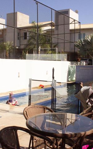 Casa de condomínio à venda com 307m², 4 quartos e 8 vagas Casa de condomínio à venda com 307m², 4 quartos e 8 vagasPiscina