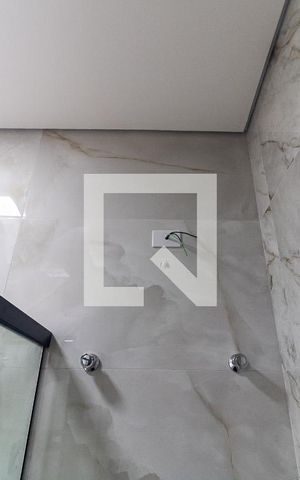 Casa à venda com 100m², 3 quartos e 2 vagas Casa à venda com 100m², 3 quartos e 2 vagasBanheiro da Suíte