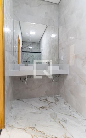 Casa à venda com 100m², 3 quartos e 2 vagas Casa à venda com 100m², 3 quartos e 2 vagasBanheiro da Suíte