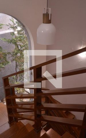 Casa à venda com 411m², 4 quartos e 6 vagasEscada