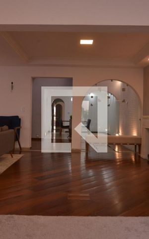 Casa à venda com 411m², 4 quartos e 6 vagasSala