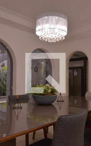 Casa à venda com 411m², 4 quartos e 6 vagasSala