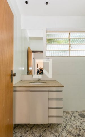 Casa à venda com 408m², 3 quartos e 2 vagas Casa à venda com 408m², 3 quartos e 2 vagasBanheiro