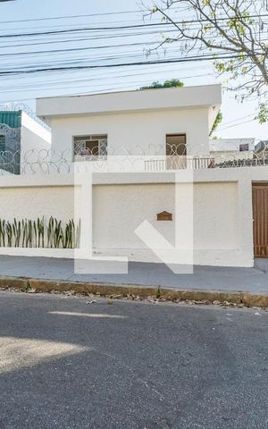 Casa à venda com 408m², 3 quartos e 2 vagas Casa à venda com 408m², 3 quartos e 2 vagasFachada