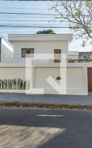 Casa à venda com 408m², 3 quartos e 2 vagas Casa à venda com 408m², 3 quartos e 2 vagasFachada