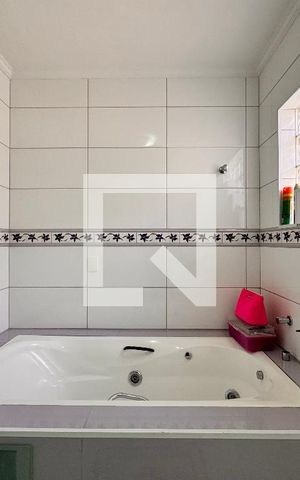 Casa à venda com 377m², 3 quartos e 6 vagas Casa à venda com 377m², 3 quartos e 6 vagasBanheiro da Suíte