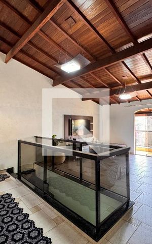 Casa à venda com 377m², 3 quartos e 6 vagas Casa à venda com 377m², 3 quartos e 6 vagasSala de TV