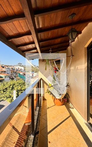 Casa à venda com 377m², 3 quartos e 6 vagas Casa à venda com 377m², 3 quartos e 6 vagasSacada Sala de TV