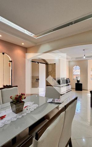 Casa à venda com 377m², 3 quartos e 6 vagas Casa à venda com 377m², 3 quartos e 6 vagasSala