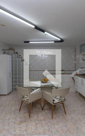 Casa à venda com 120m², 2 quartos e 4 vagas Casa à venda com 120m², 2 quartos e 4 vagasCozinha