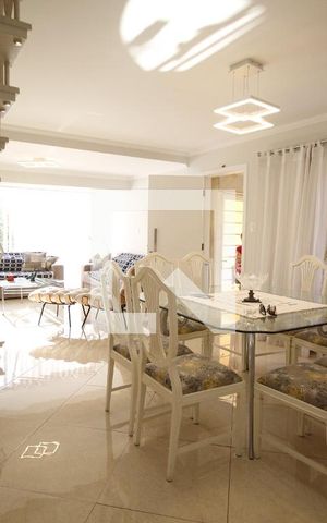 Casa à venda com 262m², 4 quartos e 3 vagasSala