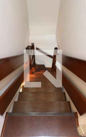 Casa à venda com 232m², 2 quartos e 1 vagaEscada