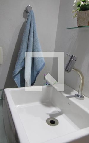Casa à venda com 120m², 2 quartos e 2 vagasPia banheiro comum