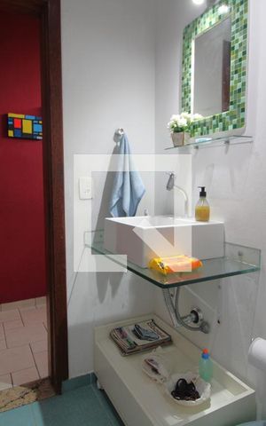 Casa à venda com 120m², 2 quartos e 2 vagasBanheiro comum