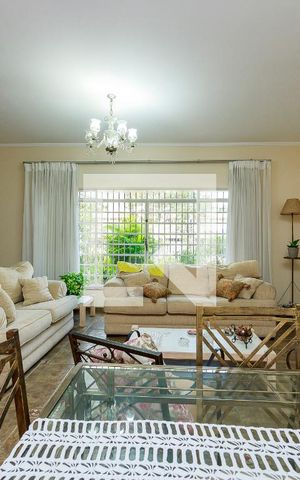 Casa à venda com 250m², 3 quartos e 1 vaga Casa à venda com 250m², 3 quartos e 1 vagaSala