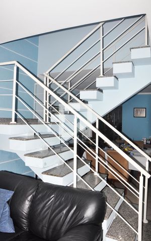 Casa à venda com 173m², 3 quartos e 3 vagas Casa à venda com 173m², 3 quartos e 3 vagasEscada - Quartos