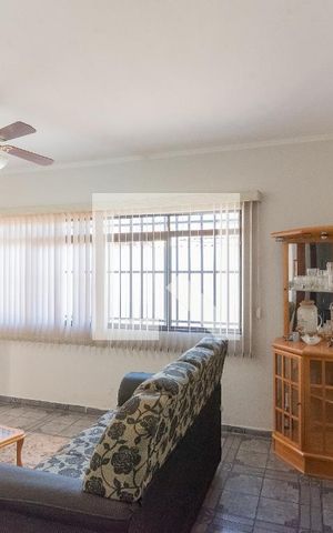 Casa à venda com 250m², 4 quartos e 4 vagas Casa à venda com 250m², 4 quartos e 4 vagasSala