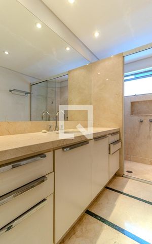 Apartamento à venda com 300m², 3 quartos e 4 vagasBanheiro da Suíte 2