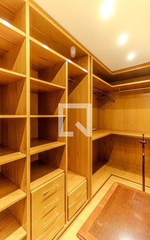 Apartamento à venda com 300m², 3 quartos e 4 vagasCloset