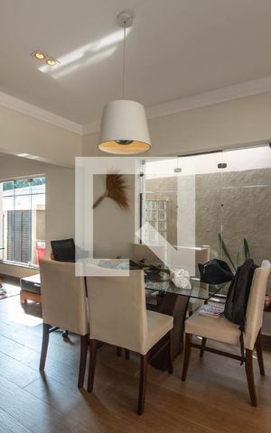 Casa à venda com 300m², 4 quartos e 5 vagasSala